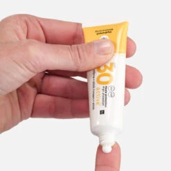 Decathlon Crème Solaire 2 En 1 Visage Et Lèvres - SPF 30 -Surf Fournitures Boutique creme solaire 2 en 1 visage et levres spf 30 2